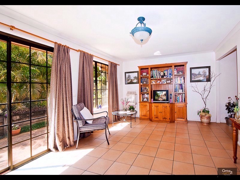 15 Pioneer Crescent, Bellbowrie QLD 4070