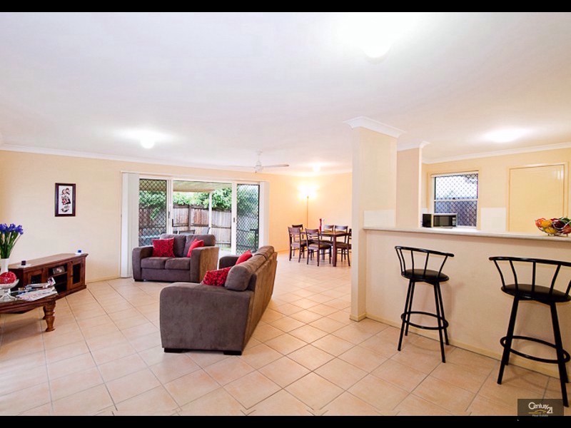 2/21 Golden Crest Place, Bellbowrie QLD 4070