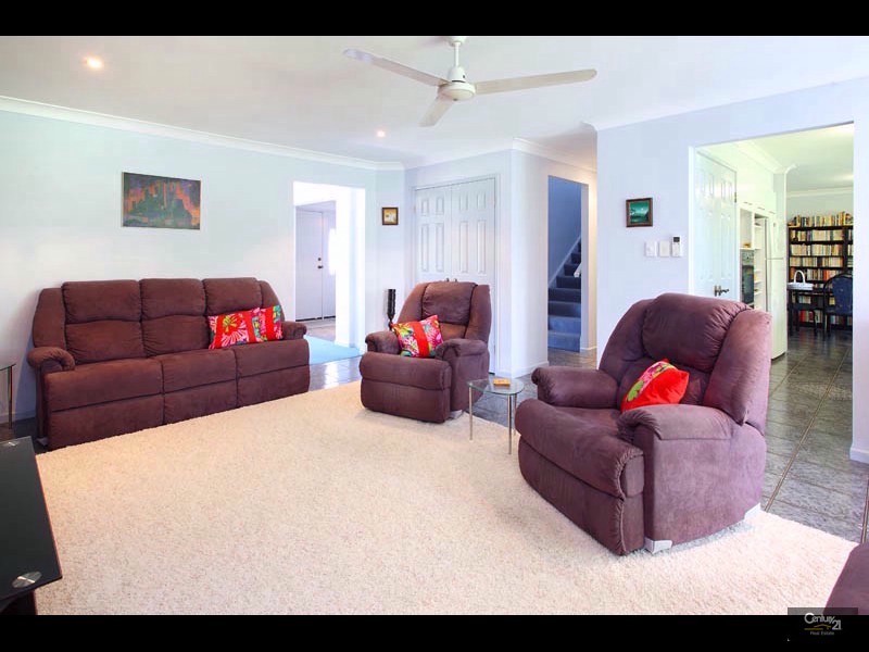 5 Pioneer Crescent, Bellbowrie QLD 4070