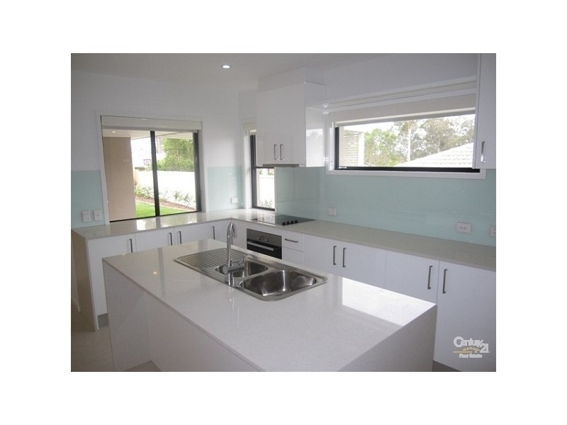 8 Joseph Avenue, Moggill QLD 4070