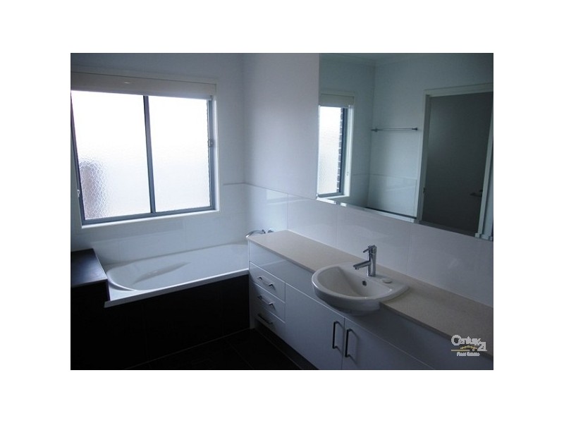 2 Joseph Avenue, Moggill QLD 4070