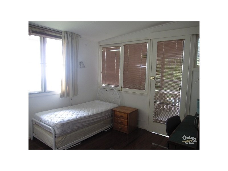 38 Fifth Avenue, St Lucia QLD 4067