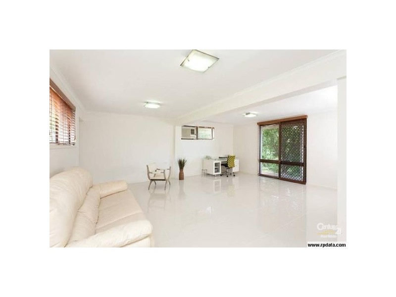 10 Kiandra Street, Chapel Hill QLD 4069