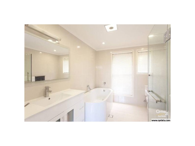 10 Kiandra Street, Chapel Hill QLD 4069