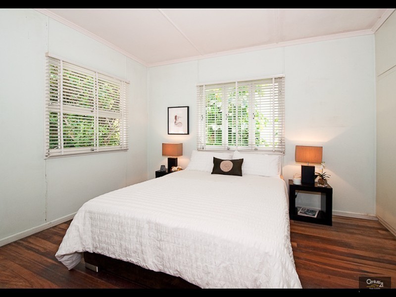 221 Taringa Parade, Taringa QLD 4068
