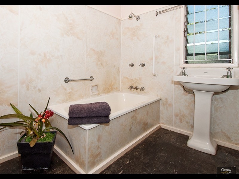 221 Taringa Parade, Taringa QLD 4068