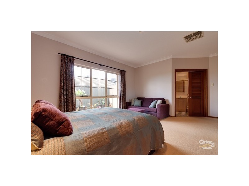 24 Gleneagles Road, Aberfoyle Park SA 5159