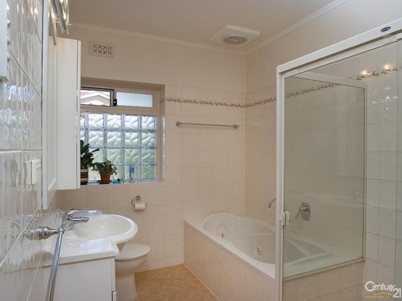 27 Oakmont Crescent, Novar Gardens SA 5040