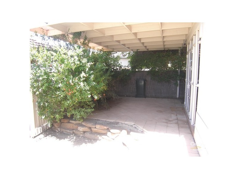 Unit  2-123 Military Road, Tennyson SA 5022