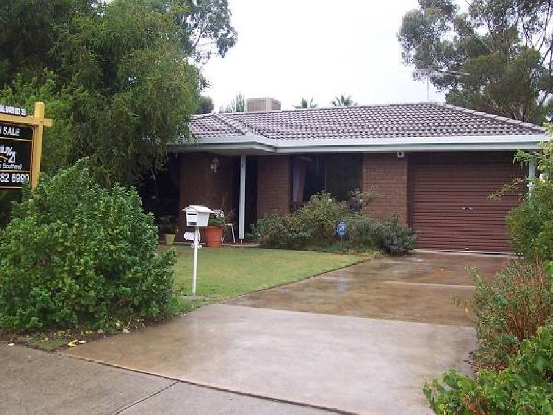 18 Rosemont Avenue, Woodcroft SA 5162