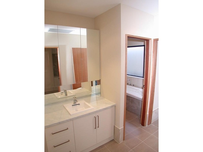 15 Lance Avenue, Hackham SA 5163