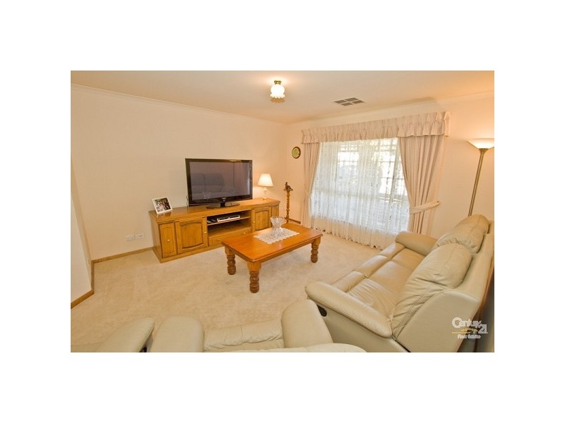 31 Shillabeer Crescent, Woodcroft SA 5162