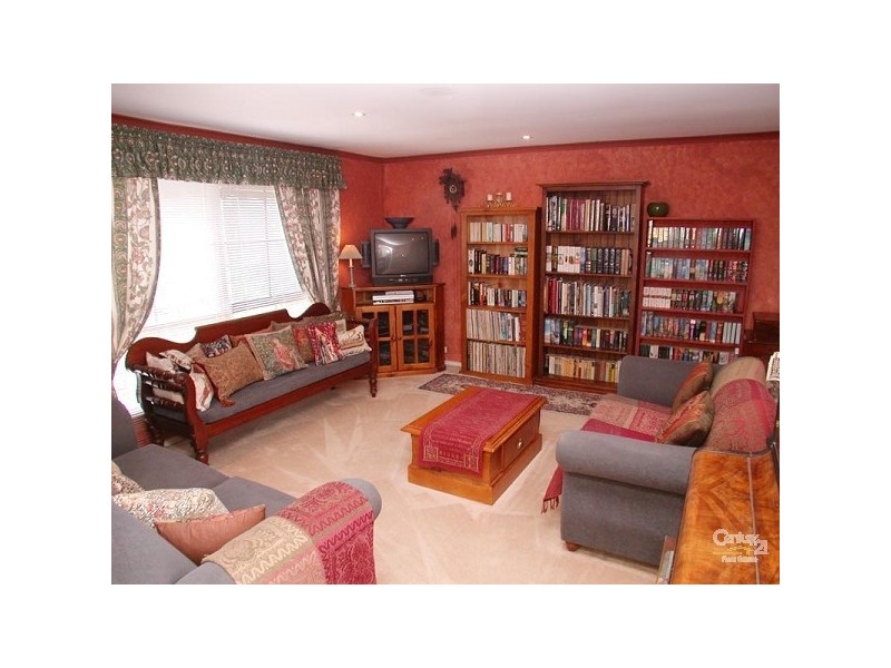 28 Lexcen Grove, Happy Valley SA 5159