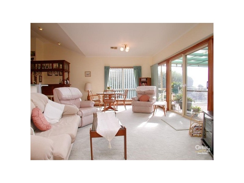 17 Gleneagles Road, Aberfoyle Park SA 5159