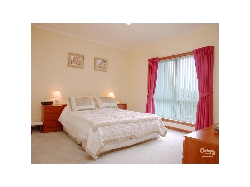 17 Gleneagles Road, Aberfoyle Park SA 5159