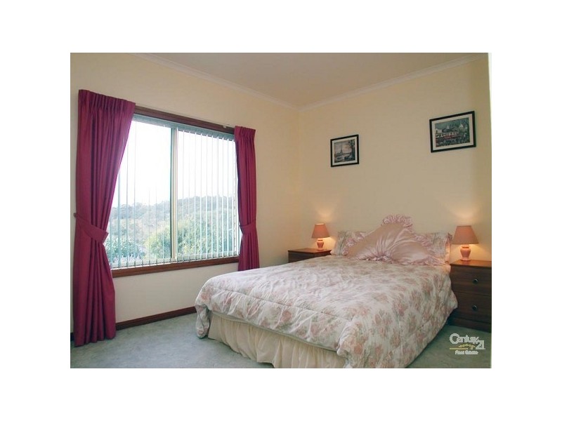 17 Gleneagles Road, Aberfoyle Park SA 5159