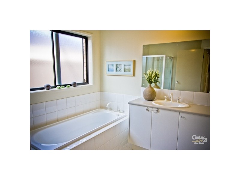 18 Mundulla Avenue, Woodcroft SA 5162