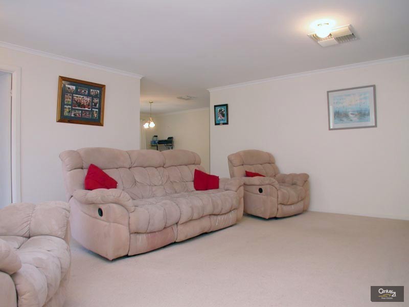 32 Candover Crescent, Huntfield Heights SA 5163