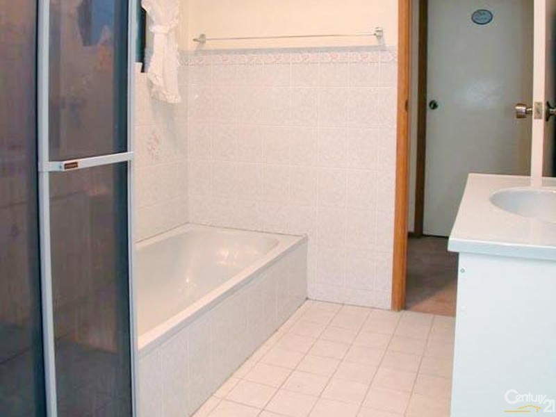 4 Gunn Close, Morphett Vale SA 5162