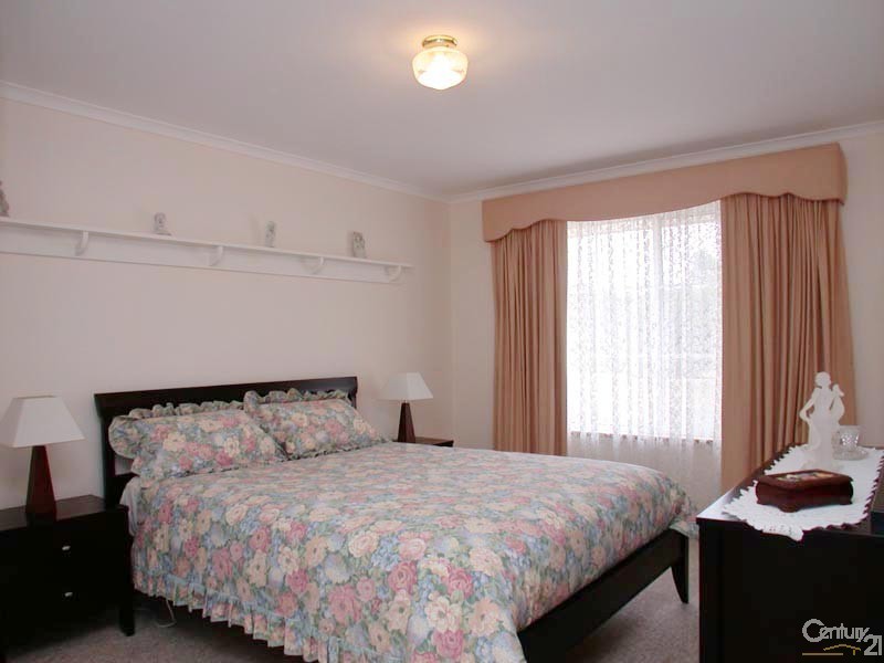 17 Sea Eagle Crescent, Seaford Rise SA 5169