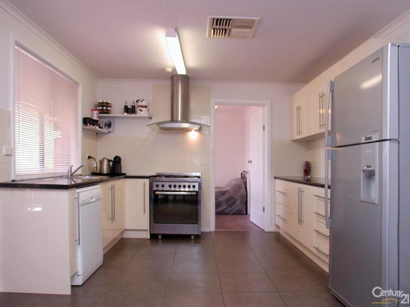 2 Leawarra Avenue, Seaford SA 5169