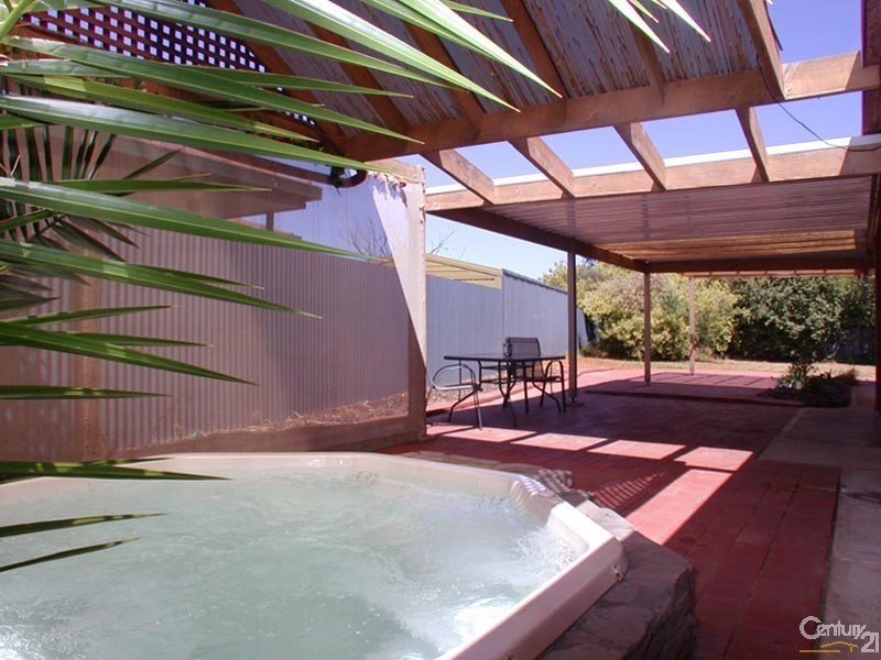 2 Leawarra Avenue, Seaford SA 5169