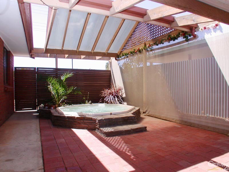 2 Leawarra Avenue, Seaford SA 5169