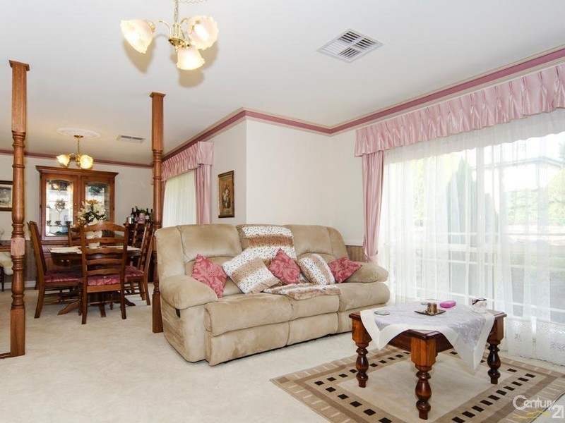 1 Coronet Avenue, Woodcroft SA 5162