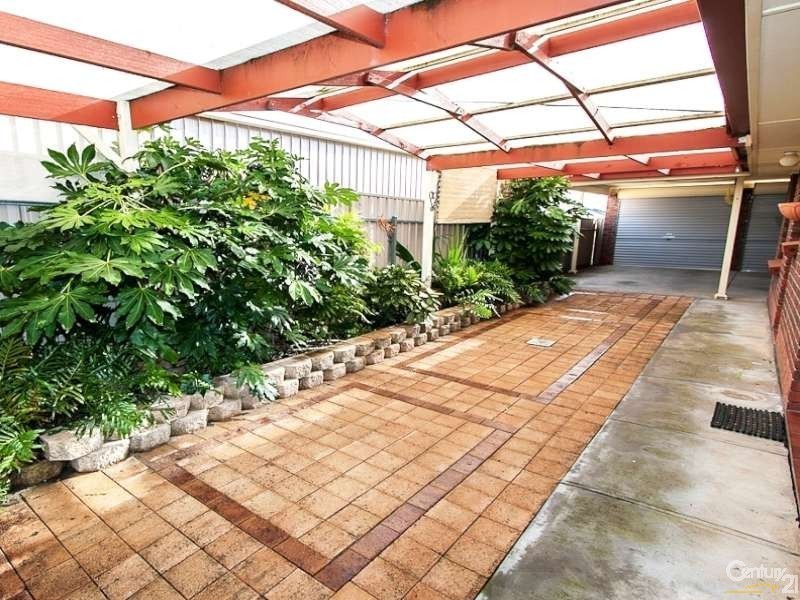 4 Riddoch Crescent, Woodcroft SA 5162