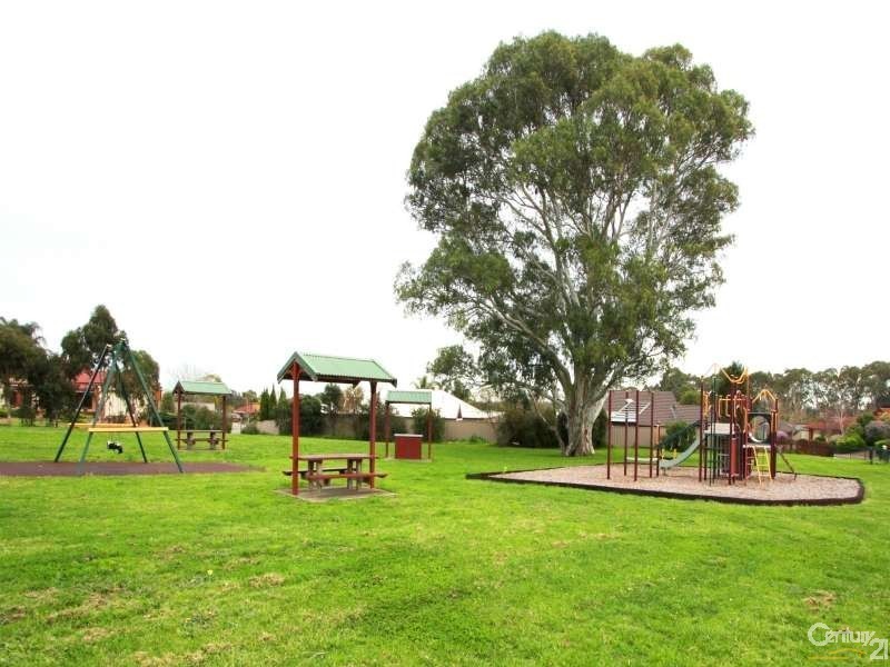4 Riddoch Crescent, Woodcroft SA 5162