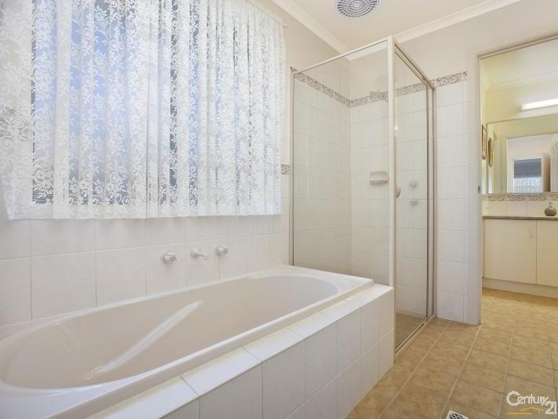 5 Sovereign Drive, Woodcroft SA 5162