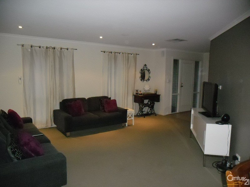 30 Barracoota Crescent, Aldinga Beach SA 5173