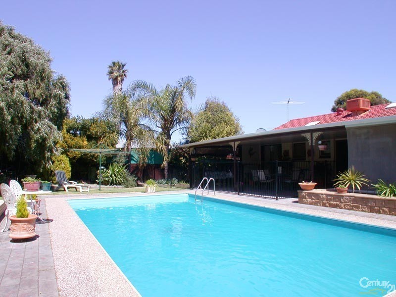 4 Adrian Street, Christie Downs SA 5164