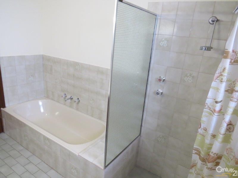 5 Redgate Court, Moana SA 5169