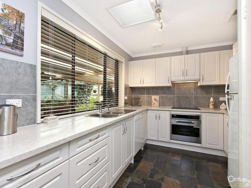 4 Koomooloo Crescent, Hallett Cove SA 5158