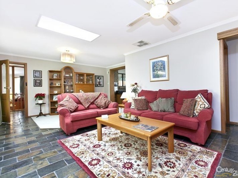 4 Koomooloo Crescent, Hallett Cove SA 5158