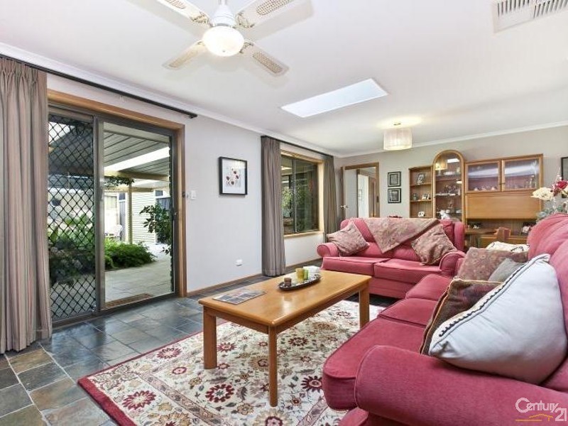 4 Koomooloo Crescent, Hallett Cove SA 5158