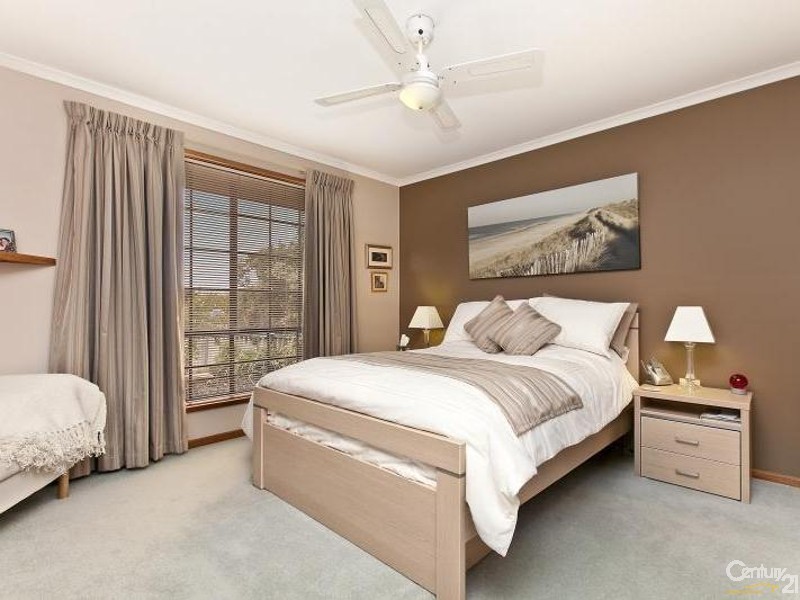 4 Koomooloo Crescent, Hallett Cove SA 5158