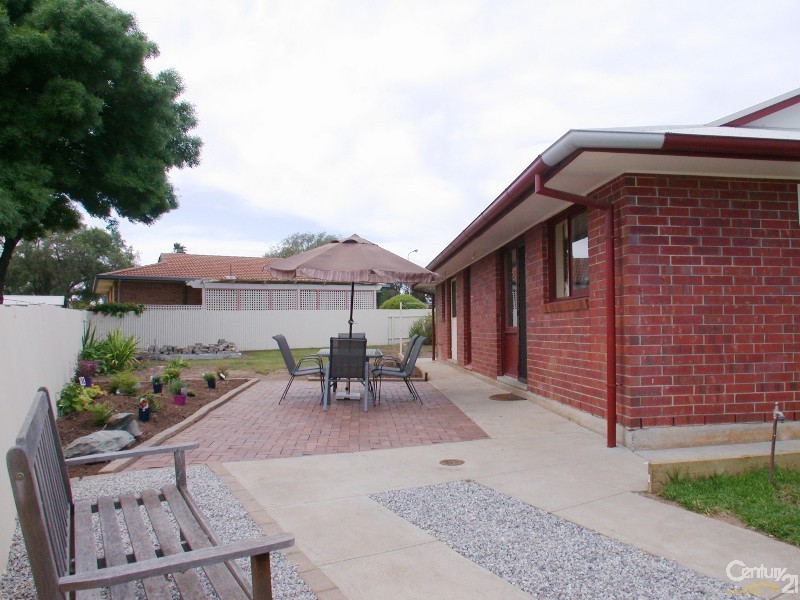 2 Cooder Cres, Morphett Vale SA 5162
