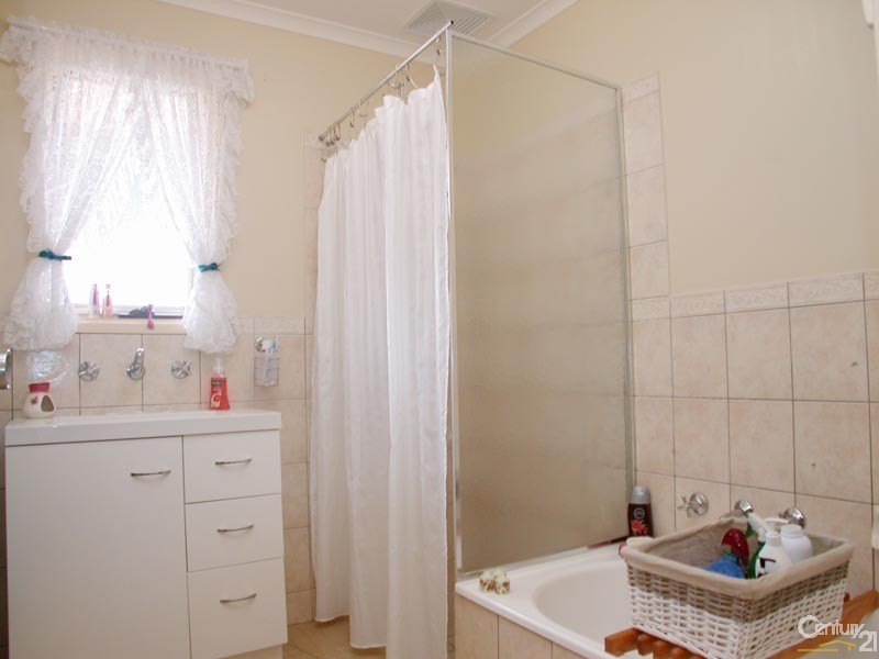 2 Cooder Cres, Morphett Vale SA 5162
