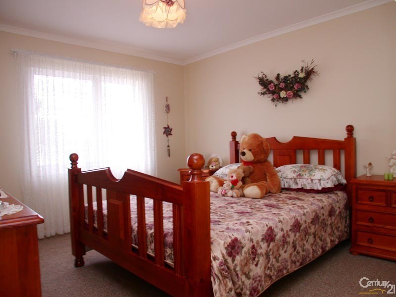 2 Cooder Cres, Morphett Vale SA 5162