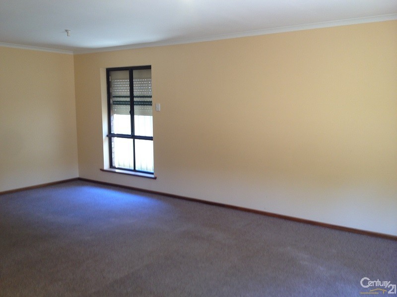 18 Warburton Drive, Woodcroft SA 5162