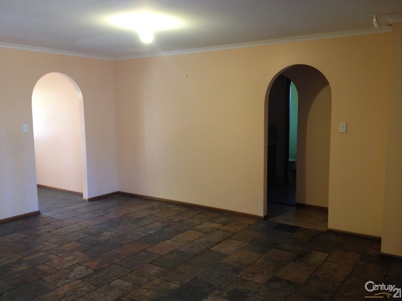 18 Warburton Drive, Woodcroft SA 5162