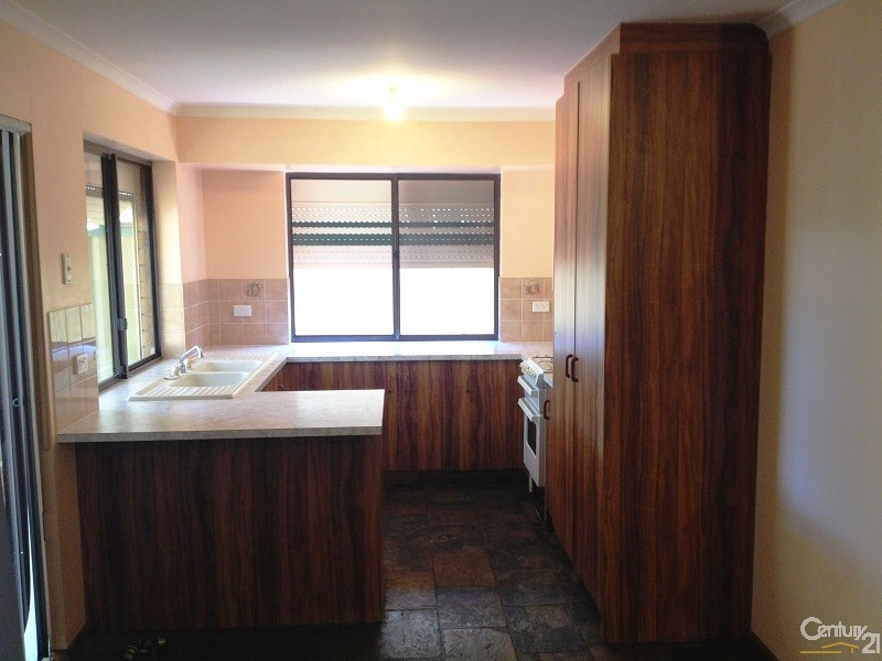 18 Warburton Drive, Woodcroft SA 5162