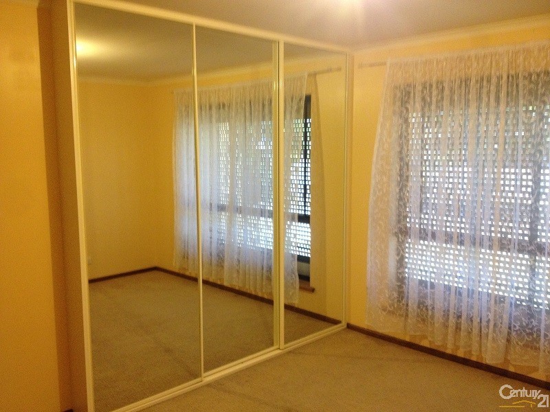 18 Warburton Drive, Woodcroft SA 5162