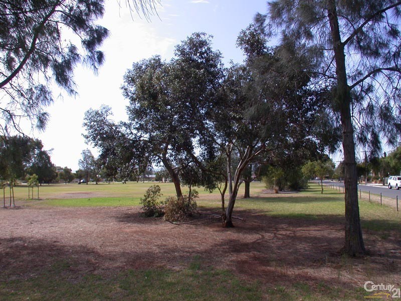 28 Naldera Crescent, Seacliff Park SA 5049