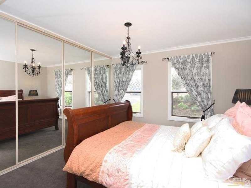 24 Mildara Close, Woodcroft SA 5162