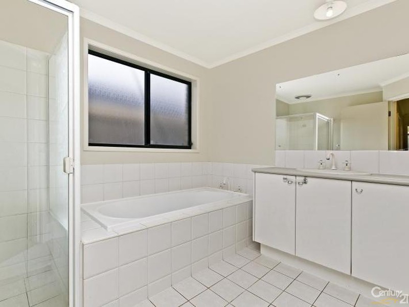 18 Mundulla Avenue, Woodcroft SA 5162