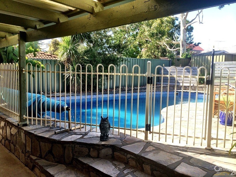 13 Coringle Crescent, Hallett Cove SA 5158