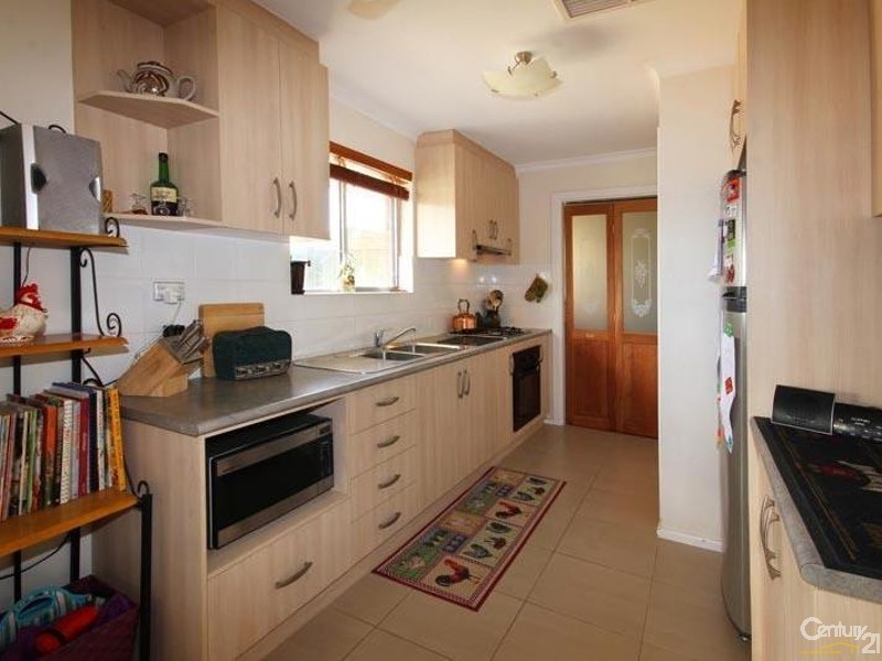8 Flinders Crescent, Hackham SA 5163
